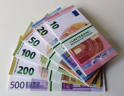 neue Euro Geldstapel zu je 50x Scheinen gebuendelt
